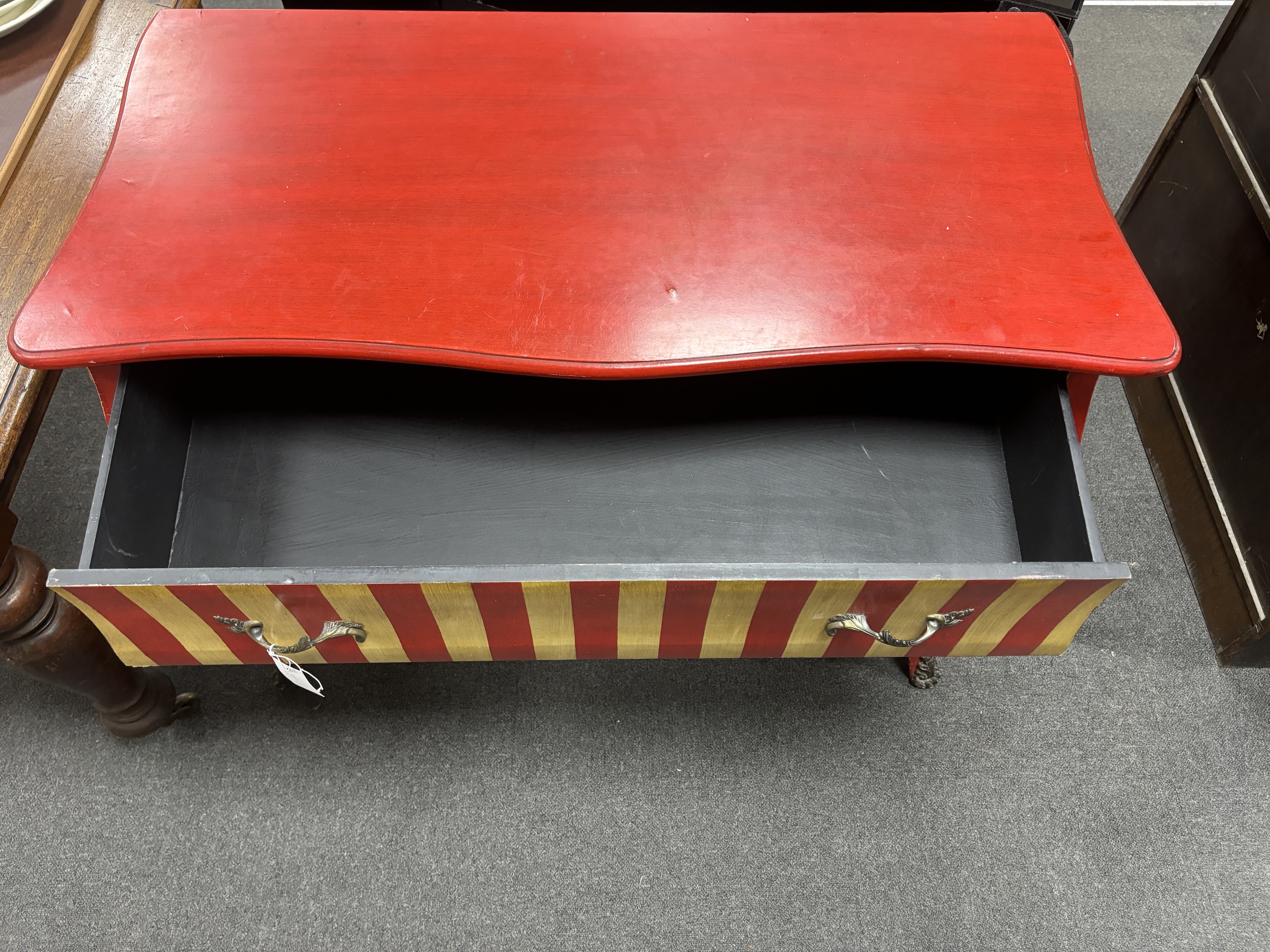 A contemporary Continental style painted serpentine commode, width 105cm, depth 52cm, height 83cm